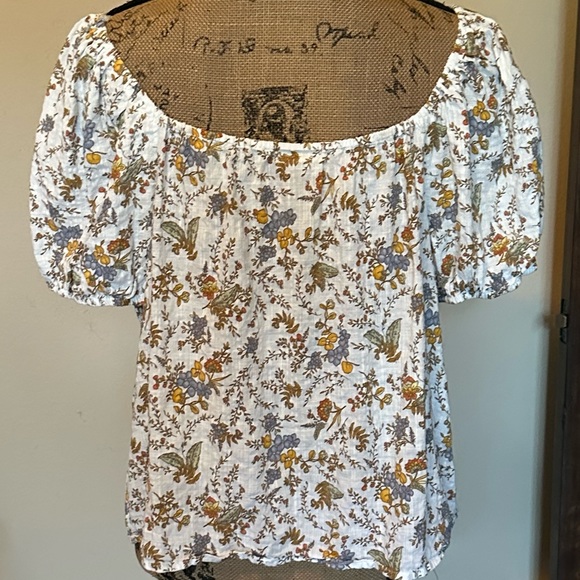 HOST PICK! Cute floral petite top-Never worn! - Picture 3 of 3